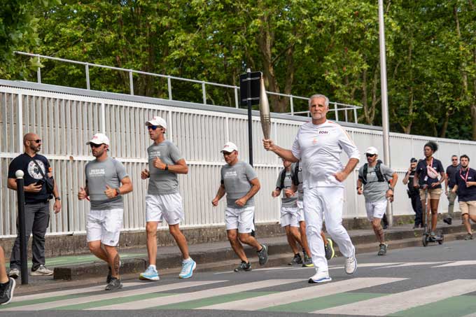 Pascal Bovis porte la flamme olympique dans l'Essonne