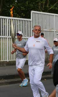 Pascal Bovis porte la flamme olympique à Evry