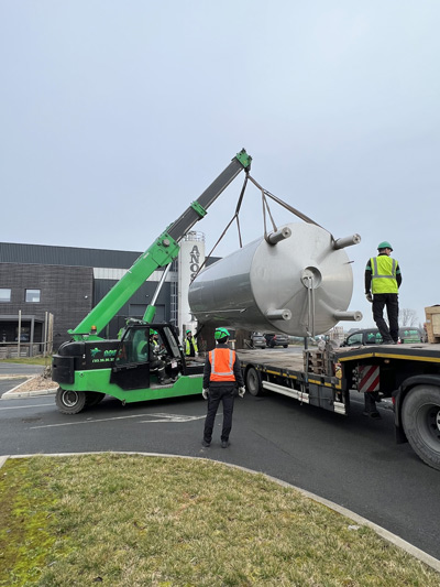 Transfert et installation de cuves de stockage industrielles