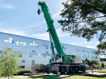 Grutage de machines de laboratoire à Nantes par Bovis Atlantique