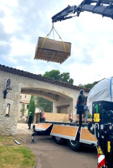 Livraison de mobilier de piscine par grutage et portage à Saint-Paul-de-Vence