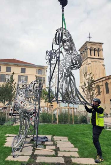 Manutention par grutage d’une sculpture à Valence (Drôme)