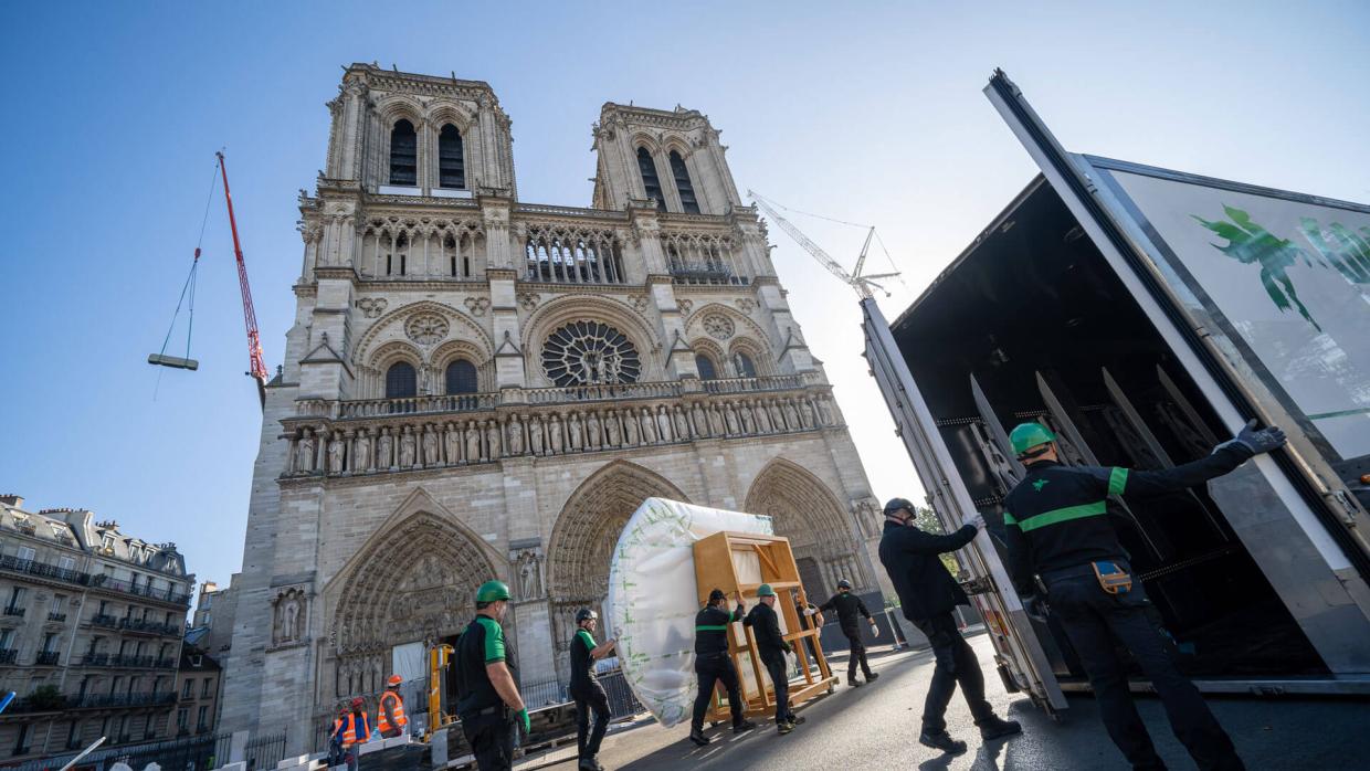 Transport des tableaux de Notre Dame de Paris
