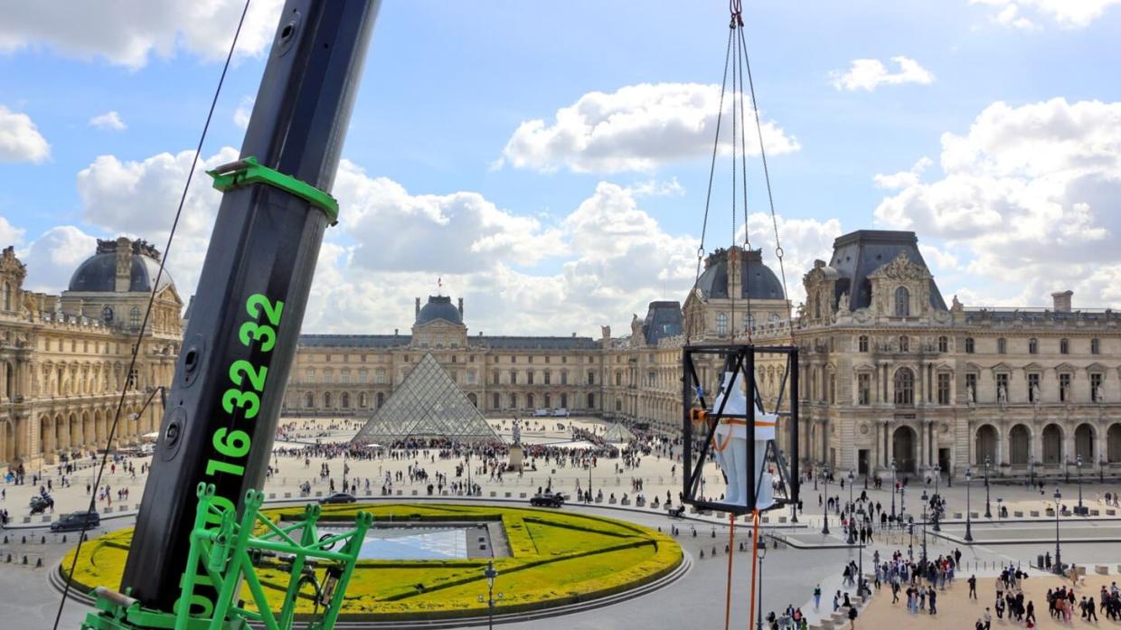 Grutage de sculpture à Paris