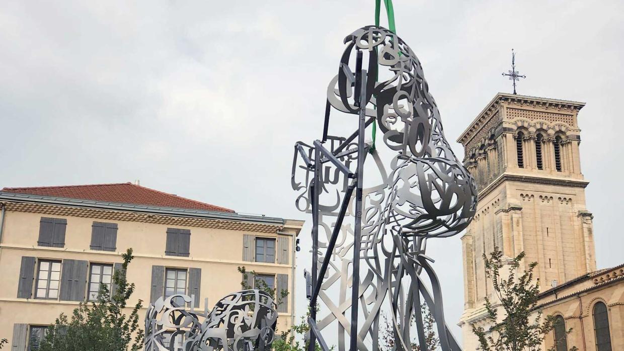 Manutention par grutage d’une sculpture à Valence (Drôme)
