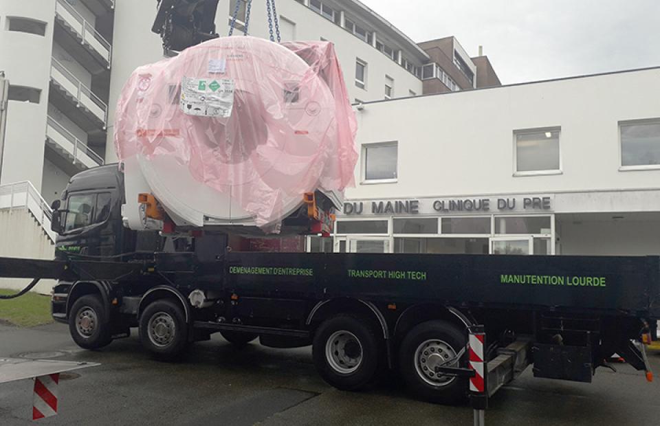 Manutention et transport de matériel médical de haute technologie par Bovis Pays de Loire