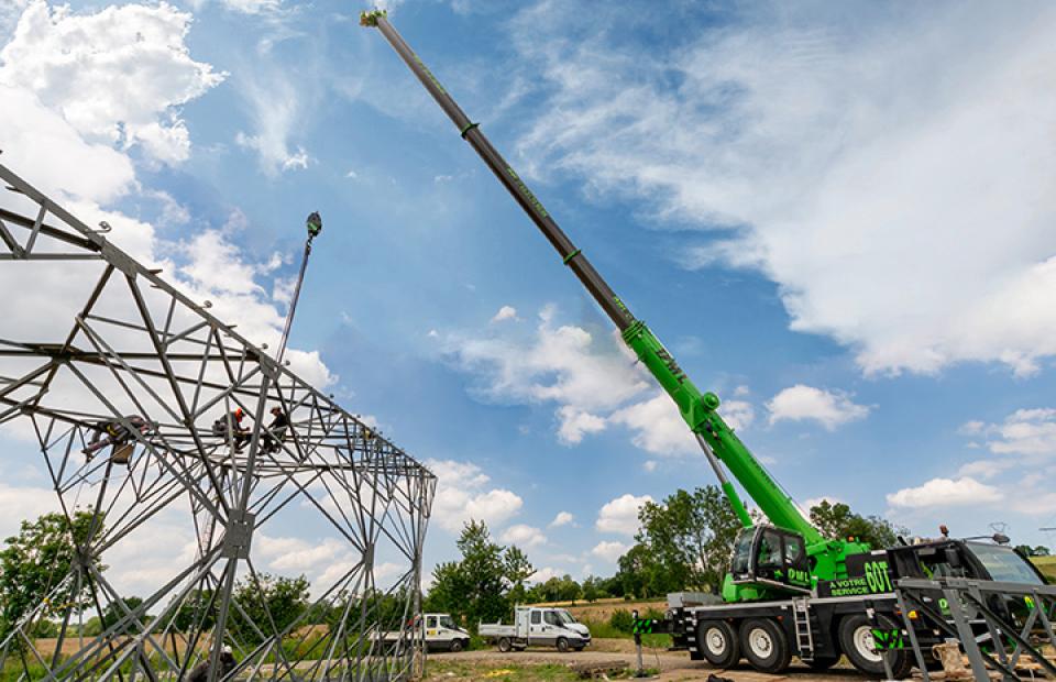 Grutage et manutention lourde de pylônes électriques par l'agence Bovis-DML