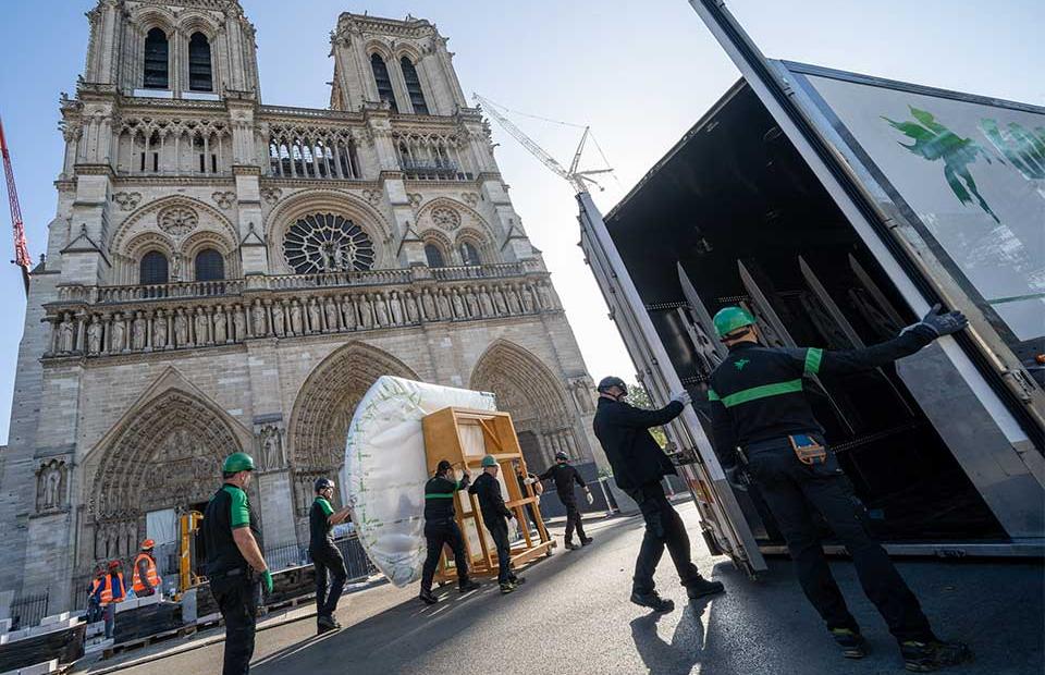 Transport de peintures à la Cathédrale Notre Dame