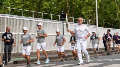  Notre PDG Pascal Bovis porte la flamme olympique