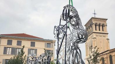 Manutention par grutage d’une sculpture à Valence (Drôme)