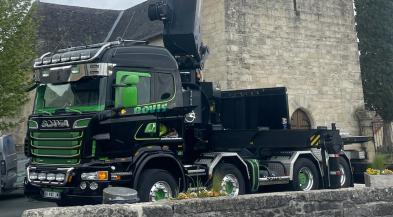 Opération de grutage au service du patrimoine en Dordogne